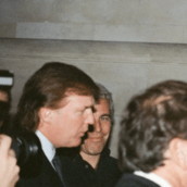 Ο Τραμπ πέταξε με τον Έπσταϊν σε ιδιωτικό τζετ μαζί με μια 20χρονη, σύμφωνα με νέα αρχεία