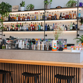 Commune: Specialty καφές, premium ποτά και μια συλλογή από βινύλια σε ένα νέο υβριδικό στέκι