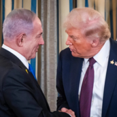 Ο Τραμπ υποδέχτηκε τον Νετανιάχου με επαίνους και εξαπέλυσε απειλές προς τη Χαμάς 