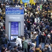 Eurostar: Επανεκκίνηση δρομολογίων - Εγκλωβισμένοι οι επιβάτες στους συρμούς για τουλάχιστον έξι ώρες