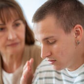 ΒΙΑ ΑΝΗΛΙΚΩΝ ΕΝΔΟΟΙΚΟΓΕΝΕΙΑΚΗ ΒΙΑ ΛΟΝΔΙΝΟ