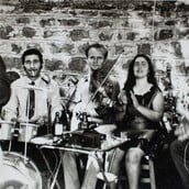 Παίζοντας βιολί στα πανηγύρια στα χωριά τα ’60s, προτού έρθουν οι φίρμες 
