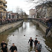 Θεοφάνεια στη Φλώρινα: Πιάστηκαν στα χέρια για τον Τίμιο Σταυρό 