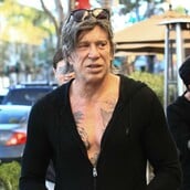 Ο Μίκι Ρουρκ διαψεύδει τις φήμες που τον θέλουν να κάνει έρανο για να πληρώσει τα ενοίκια που χρωστάει 