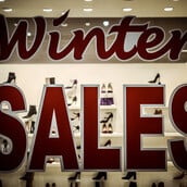 Χειμερινές εκπτώσεις 2026: Πότε ξεκινούν και οι δύο Κυριακές που θα είναι ανοιχτά τα καταστήματα