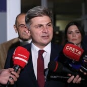 Νικόλας Φαραντούρης: Δεν παραδίδει την έδρα του - «Συνεχίζω απερίσπαστος το έργο μου»