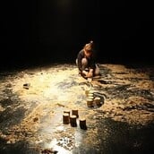 «Αν μ' ακούς, θα γίνω σεισμός»: Μια performance για τα όρια της ανθρώπινης αντοχής