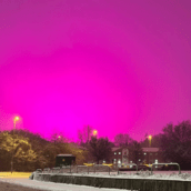 Ηνωμένο Βασίλειο: Εντυπωσιακός ροζ ουρανός κάλυψε το Μπέρμιγχαμ κατά τη διάρκεια καταιγίδας