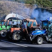 ΑΓΡΟΤΕΣ ΜΠΛΟΚΑ ΠΟΥ ΠΑΡΑΜΕΝΟΥΝ ΝΕΑ ΣΥΣΚΕΨΗ