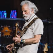 Πέθανε ο Bob Weir, κιθαρίστας και ιδρυτικό μέλος του συγκροτήματος «Grateful Dead»