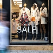 Χειμερινές εκπτώσεις 2026: «Πρεμιέρα» αύριο - Ποιες Κυριακές λειτουργούν τα καταστήματα