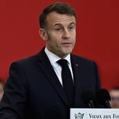 Ο Εμανουέλ Μακρόν έδωσε ομιλία με κατακόκκινο μάτι 