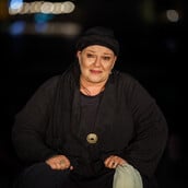 «Η Κυρά της Ρω»: Μία σπάνια θεατρική εμπειρία φωτίζει τη ζωή μιας γυναίκας που έγινε θρύλος