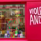 «Violette and Co»: Αστυνομική έρευνα στο γνωστό φεμινιστικό βιβλιοπωλείο του Παρισιού για βιβλίο που «αμφισβητεί την ύπαρξη του Ισραήλ»