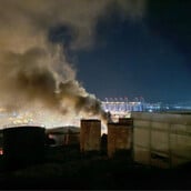 Φωτιά στο Πέραμα: «400 στρέμματα εύφλεκτων εγκαταστάσεων απείλησαν να τινάξουν στον αέρα όλη την Αττική», ξεσπά ο δήμαρχος