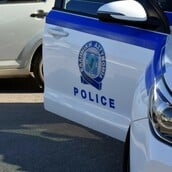 Ληστεία στο Μικρολίμανο: Εισέβαλε στο κατάστημα με μπαλτά και απέσπασε 12.000 ευρώ