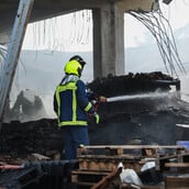 Φωτιά στο Μενίδι: Καταστράφηκε ολοσχερώς το εργοστάσιο - Ζημιές και σε διπλανά κτίρια