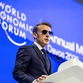 ΤΡΑΜΠ ΜΑΚΡΟΝ ΝΤΑΒΟΣ ΓΥΑΛΙΑ