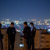 Το ισλαμικό καθεστώς του Ιράν «σβήνει» το ίντερνετ για να κρύψει το αίμα