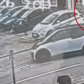 Βριλήσσια: Η στιγμή της παράσυρσης υπαλλήλου των ΕΛΤΑ 