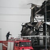 Φωτιά σε εργοστάσιο στα Τρίκαλα: Συνεχίζονται οι έρευνες για την αγνοούμενη - Οι συγγενείς των νεκρών καλούνται για ταυτοποίηση
