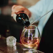 Upupa Epops the Bar: Ένα χρωματιστό στέκι στα Πετράλωνα που μένει σταθερό μέσα στα χρόνια