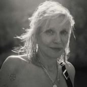 «Αν θέλεις να ρίξεις πυρηνική βόμβα στη ζωή σου, δοκίμασε κρακ»: Η επιστροφή της Κόρτνεϊ Λαβ 