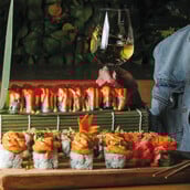 Drunk Duck: Η Καλλιθέα πίνει κοκτέιλ και τρώει σούσι