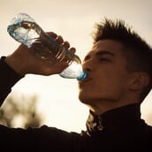 Πόσο νερό να πίνουμε κάθε μέρα, ανάλογα με την ηλικία μας
