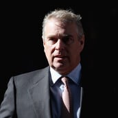 BBC: Οι τελευταίες αποκαλύψεις για τον Έπσταϊν σκάβουν ακόμη βαθύτερο λάκκο για τον πρίγκιπα Άντριου