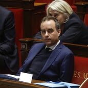 Η Γαλλία εγκρίνει τον προϋπολογισμό μετά από μήνες διαμάχης και προτάσεων μομφής