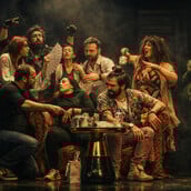 «Ο Ημιυπαίθριος»: Μια πρωτότυπη κωμωδία - φάρσα του Γιώργου Αλκαίου στο θέατρο Coronet