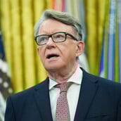 Αρχεία Έπσταϊν: Ο Πίτερ Μάντελσον παραιτείται από τη Βουλή των Λόρδων μετά τη διαρροή email 