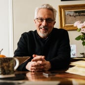 Άλαν Χόλινγκχερστ: «Στην queer λογοτεχνία, κάτι από εκείνη την παλιά οργή θα επιστρέψει» 