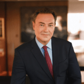 Ο Οδυσσέας Αθανασίου παρουσιάζει το βιβλίο του «Γιατί αυτοί πέτυχαν: 6 κράτη, από τη σκιά στην κορυφή»