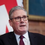 Ο Στάρμερ παραδέχτηκε ότι γνώριζε για τη σχέση Μάντελσον - Έπσταϊν 