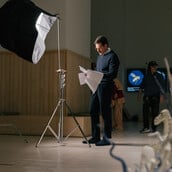 33’ με τον Άνταμ Κρίστιαν Κλαρκ στα γυρίσματα της ταινίας του «Bells»