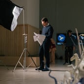 33’ με τον Άνταμ Κρίστιαν Κλαρκ στα γυρίσματα της ταινίας του «Bells»