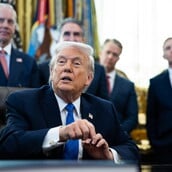 ΝΤΟΝΑΛΝΤ ΤΡΑΜΠ ΑΠΟΛΥΣΗ ΟΜΟΣΠΟΝΔΙΑΚΟΙ ΥΠΑΛΛΗΛΟΙ