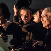 Απ’ αυτήν τη σάλα δεν θα φύγει ποτέ κανείς