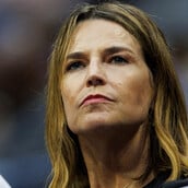 Savannah Guthrie: «Όποιος την κρατά θέλουμε να επικοινωνήσει» - Η έκκληση της παρουσιάστριας για την αγνοούμενη μητέρα της 