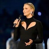 Χειμερινοί Ολυμπιακοί Αγώνες: Η απρόσμενη εμφάνιση της Σαρλίζ Θερόν και το μήνυμα ειρήνης 