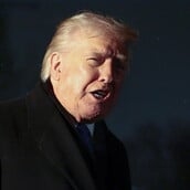 Ο Τραμπ απειλεί με επιπρόσθετους δασμούς χώρες που συναλλάσσονται με το Ιράν