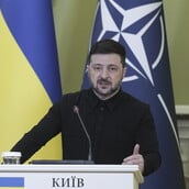 Ο Ζελένσκι επιβάλλει κυρώσεις σε ξένους προμηθευτές και κατασκευαστές εξαρτημάτων για ρωσικούς πυραύλους