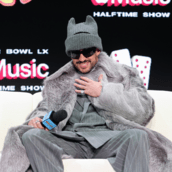 Super Bowl 2026: Οι καλλιτέχνες που θα τραγουδήσουν στη μεγάλη αθλητική βραδιά των ΗΠΑ