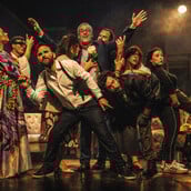 Ο Ημιυπαίθριος του Γιώργου Αλκαίου: Μια σουρεαλιστική κωμωδία για όλα τα σοβαρά της ζωής