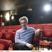 Αιμίλιος Χειλάκης: Αστυνομικοί διέκοψαν τη θεατρική παράσταση στην οποία πρωταγωνιστεί - Τι συνέβη 