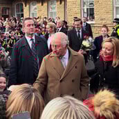 Βασιλιάς Κάρολος: «Πόσο καιρό γνωρίζεις για Άντριου και Έπσταϊν;» - Αποδοκιμασίες σε επίσημη εμφάνισή του