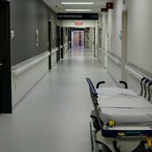 Άρτα: «Προχώρησε να πάει προς την κουζίνα και έπεσε» - Η μητέρα της 35χρονης περιγράφει τη στιγμή που κατέρρευσε