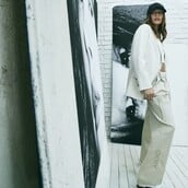 Η DKNY παρουσιάζει την καμπάνια Άνοιξη 2026 με πρωταγωνίστρια τη Hailey Bieber